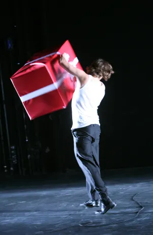 Schauspieler ein rotes Paket werfend
