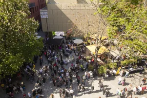 Innenhof des Berliner Ensemble mit zahlreichen Menschen im Sonnenschein