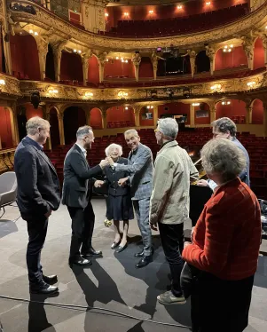 Igor Levit, Michel Friedman und Margot Friedländer auf der Bühne des Berliner Ensembles