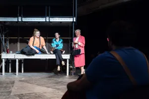 Die  Schauspieler:innen Tilo Nest, Constanze Becker und Stefanie Reinsperger bei den Proben von "Mutti, was machst Du da?"