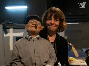 Puppenspielerin Suse Wächter mit Brecht-Puppe backstage