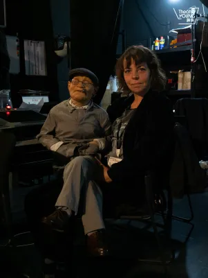Puppenspielerin Suse Wächter mit Brecht-Puppe auf dem Schoß