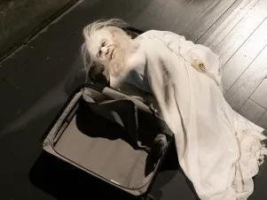weiße Gott-Puppe in einem Koffer