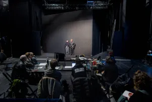 Schauspieler Paul Zichner und Peter Moltzen im Bühnenbild aus der Ferne fotografiert