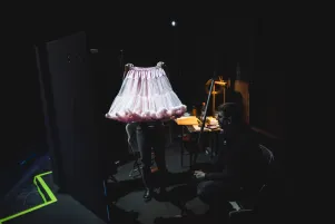 Ein rosa Tütü wird hochgehalten, damit Schauspieler Martin Rentzsch schnell hineinschlüpfen kann