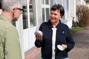 Birgit Deininger hält eine runde Schachtel Sawade-Pralinen in der Hand. 