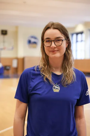 Portrait von Wiebke Schwartau, sie trägt ein blaues Tshirt von Alba Berlin