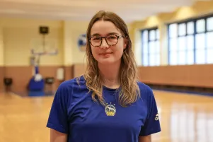 Portrait von Wiebke Schwartau, sie trägt ein blaues Tshirt von Alba Berlin