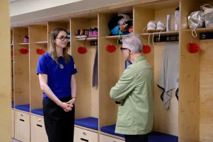 Wiebke Schwartau und Oliver Reese unterhalten sich vor den Spinden in der Umkleide. 