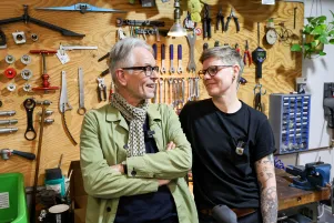 Oliver Reese und Jenny Andersen stehen nebeneinander, schauen sich an und lachen. 