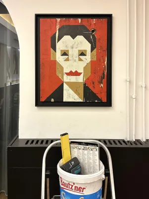 Portrait von Helene Weigel, davor ein Eimer mit Arbeitsmaterialien. 
