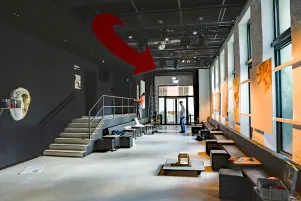 Rückansicht des Foyers im Neuen Haus während des Aufbaus der Ausstellung. 