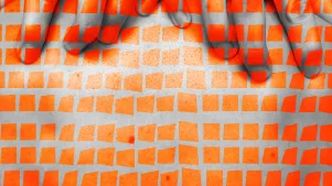 Grafik mit orange ausgeschnittenen Kästchen über der ganze Bild verteilt, dahinter ist eine Fotografie einer Nahaufnahme von Haut und Händen, die diese drücken.