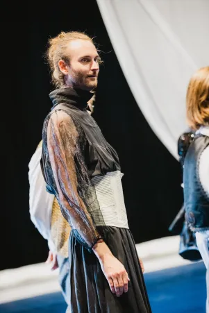 Schnappschuss von Maximilian Diehle im Probenkostüm aus schwarzer Organza und mit weißem Korsett.