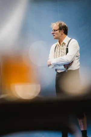 Schnappschuss von Oliver Kraushaar im Probenkostüm, im vorderen Bildteil sind Störelemente zu sehen. 