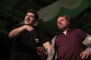 Stas Zhyrkov und Peter Moltzen stehen nebeneinander. Die Blickrichtung und die Gestik zeigen an, dass jemand außerhalb des Bildes mit ihnen spricht. 