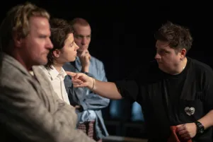 Stas Zhrykov gestikuliert in Richtung Marina Galic, das Ensemble scheint aufmerksam zuzuhören. 