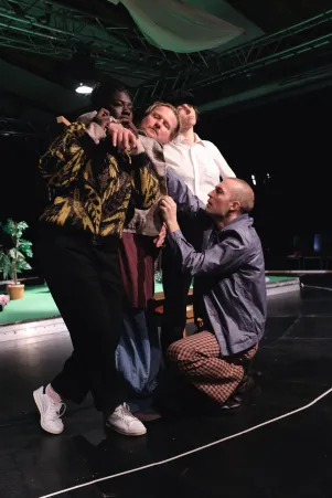 Das Ensemble in Dynamik, alle sind miteinander verbunden, umklammern sich und sind in Bewegung. 