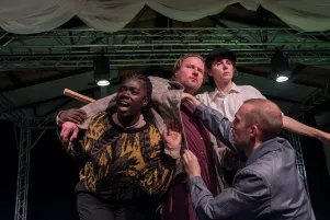 Ein Gemenge des Ensembles, Schnappschuss während einer Szene. 