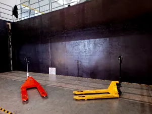 Blick auf Technik mit einer Galerie und Arbeitsgeräten. 