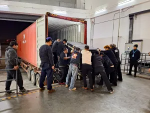 Eine Gruppe Techniker entlädt den LKW