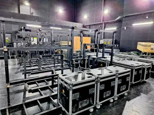 Ein Sammelsurium an großen Kisten und Traversen. 