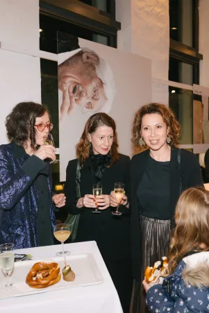 Tena Štivičić im Gespräch im Foyer, um sie herum stehen zwei weitere Frauen und ihre Tochter. 