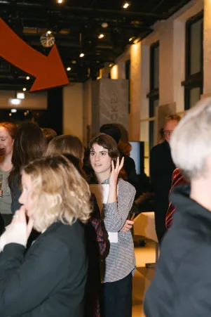 Schnappschuss von Amelie Willberg und Dramaturgin Amely Haag in der Feiermenge. 