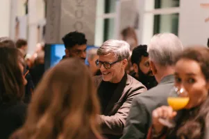 Schnappschuss aus dem Foyer: Ein Mitglied des Freundeskreises unterhält sich mit Oliver Reese. 