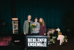 Gemeinsames Foto von Oliver Reese, Amelie Willberg und Kathleen Morgeneyer im Bühnenbild von "Die Verstreuten". 