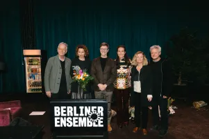 Gruppenfoto der Jurymitglieder, Oliver Reese und  Tena Štivičić.