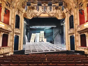Blick aus dem hinteren Parkett des Großen Hauses auf den Aufbau der Bühne von "Die heilige Johanna der Schlachthöfe".