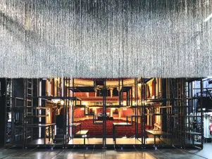 Rückansicht des Bühnenbildes von der "Dreigroschenoper". Der glitzernde Vorhang ist genau zur Bildmitte herabgelassen. 