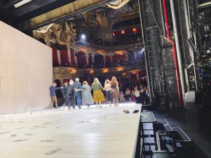 Schnappschuss: Das Team von "Die heilige Johanna der Schlachthöfe" wird von hinten beim Schlussapplaus fotografiert. 