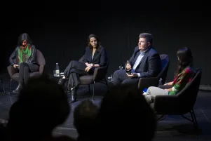 Schnappschuss vom Panel, das Foto ist von der linken Seite aus dem Zuschauerraum aufgenommen worden. Das Panel schaut Johannes Volkmann an, der gerade spricht. 