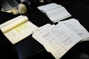 Schnappschuss einiger Textbücher samt bunter Markierungen im Text.