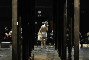 Schnappschuss: Blick durch eine Art Tunnel, am Ende steht ein Spieler im Probenkostüm. 