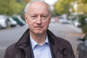 Portraitaufnahme Friedrich Dieckmann, im Hintergrund eine Straße