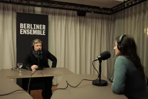 Schnappschuss während der Aufnahme: Robert Habeck diskutiert mit Constanze Becker, die der Kamera den Rücken zukehrt.era 