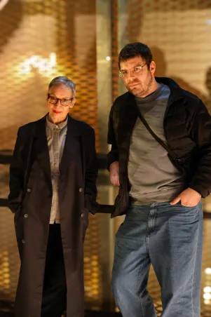 Simon Dömer und Marion Brasch lehnen am Geländer des Treppenhauses des Neuen Hauses. 