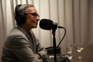 Marion Brasch im Profil fotografiert. Sie spricht gerade ins Mikrofon. 