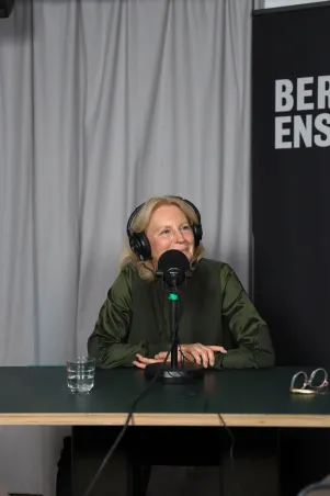 Schnappschuss von Maren Kroymann während der Podcastaufnahme. Vor ihr steht das Mikrofon, sie schaut nach links zur ihrem Gesprächspartner. 