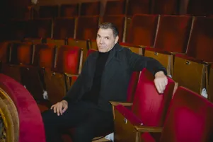 Max Hopp im Zuschauersaal des Großen Hauses des Berliner Ensembles