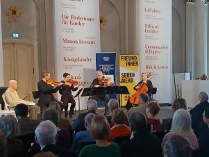 Schnappschuss aus dem Publikum: Das Quartett spielt, zur Linken sitzt Paul Herwig. 