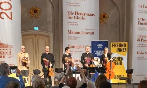 Paul Herwig und das Tilia-Quartett stehen auf der Bühne des Apollo-Saals, das Publikum applaudiert. 