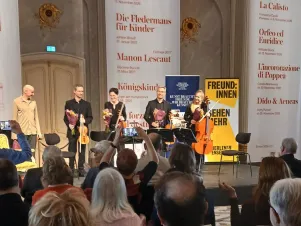 Paul Herwig und das Tilia-Quartett beim Applaus: Sie sind einander zugewandt und lächeln einander zu. 