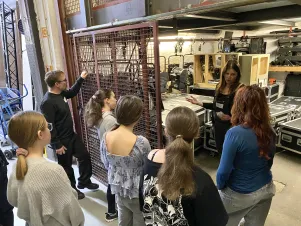 Die Teilnehmer:innen des Girls and Boys Day 2026 schauen sich Teile der Bühnenbilder an. 