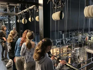 Die Kinder schauen von oben auf die Schnürzüge der großen Bühne. 