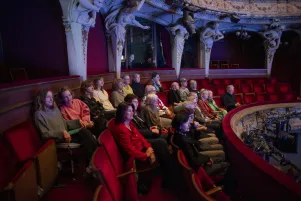 Mitglieder des Freundeskreises sitzen im ersten Rang des Großen Hauses.