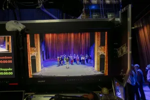Schnappschuss: Blick auf den Monitor des Inspizientenpults auf die Bühne. 